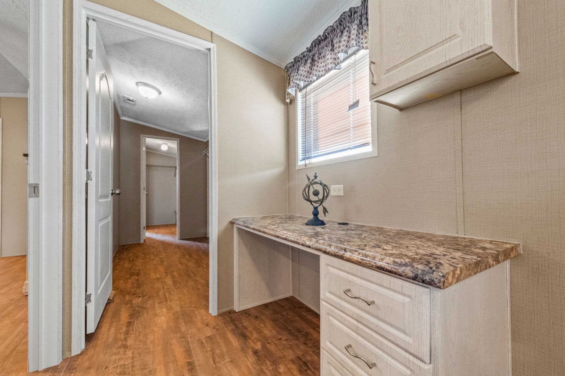 Ultra 18-wide h-18×80-32f interior home features