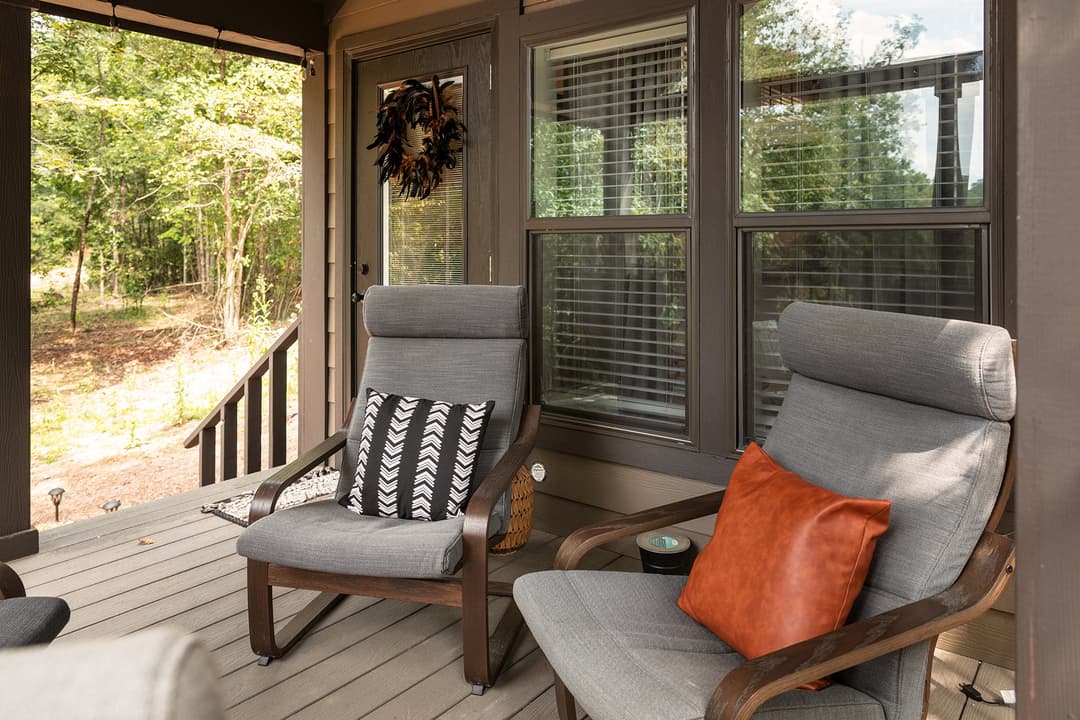Swayback exterior home features