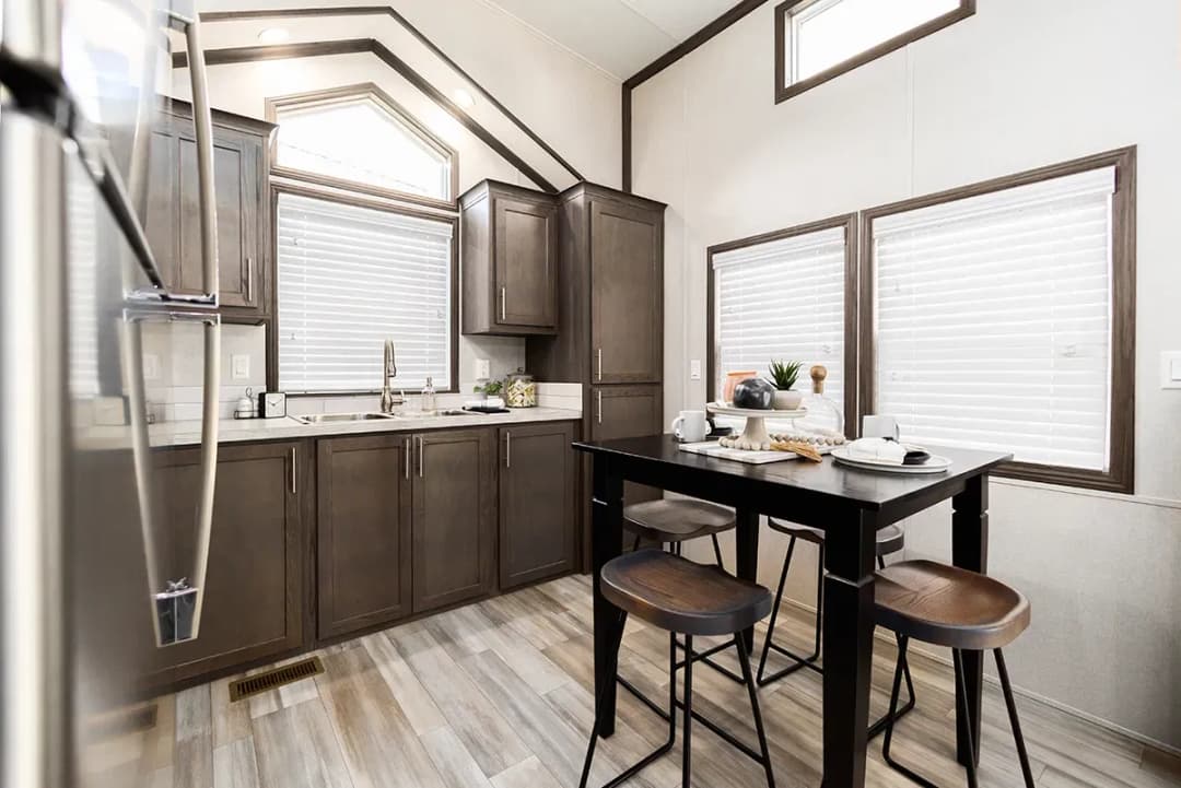 Lakeside 8155 kitchen home features