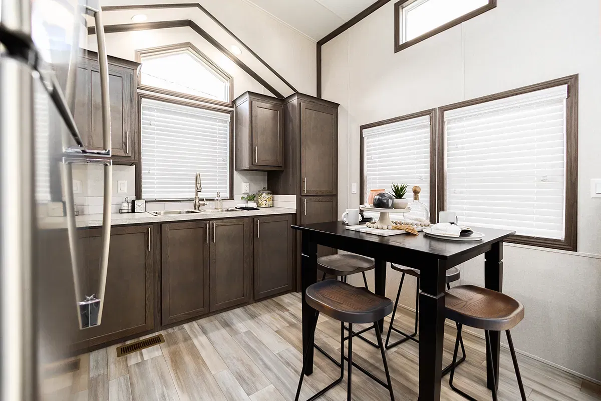 Lakeside 8155 kitchen home features