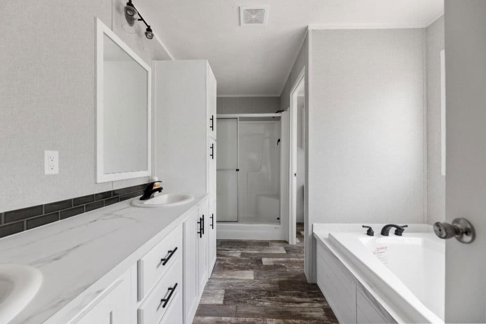 Verde ranch 28523n interior and bathroom home features