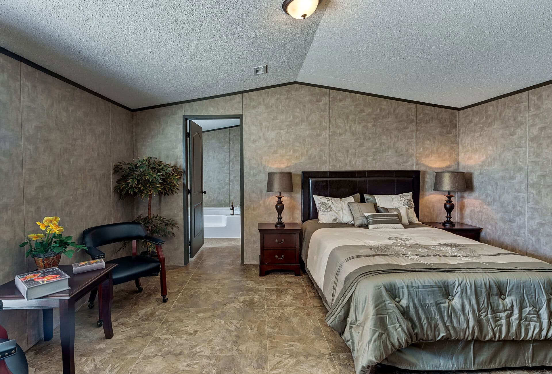 Heritage h-1680-32b bedroom home features