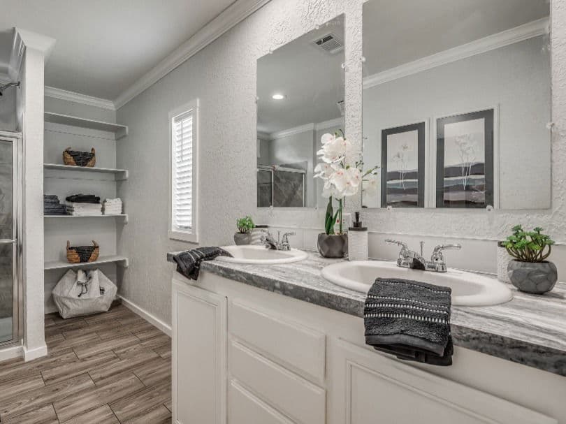 Emerald 28483a bathroom home features