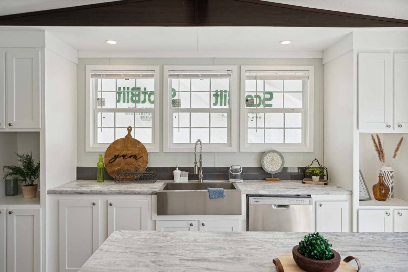 The maddux hero and kitchen home features