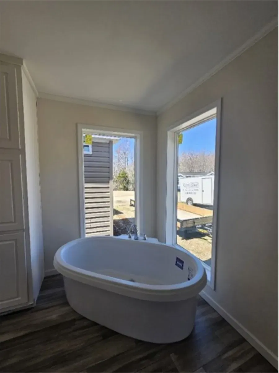 Spinel 64 bathroom home features