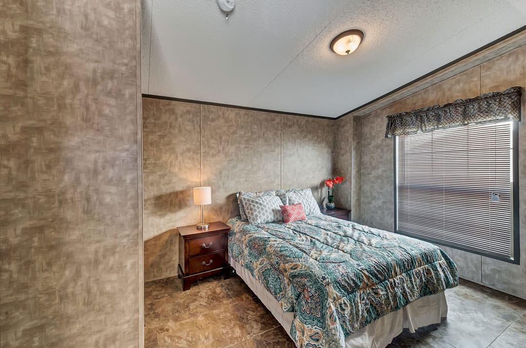 Select s-1680-32b bedroom home features