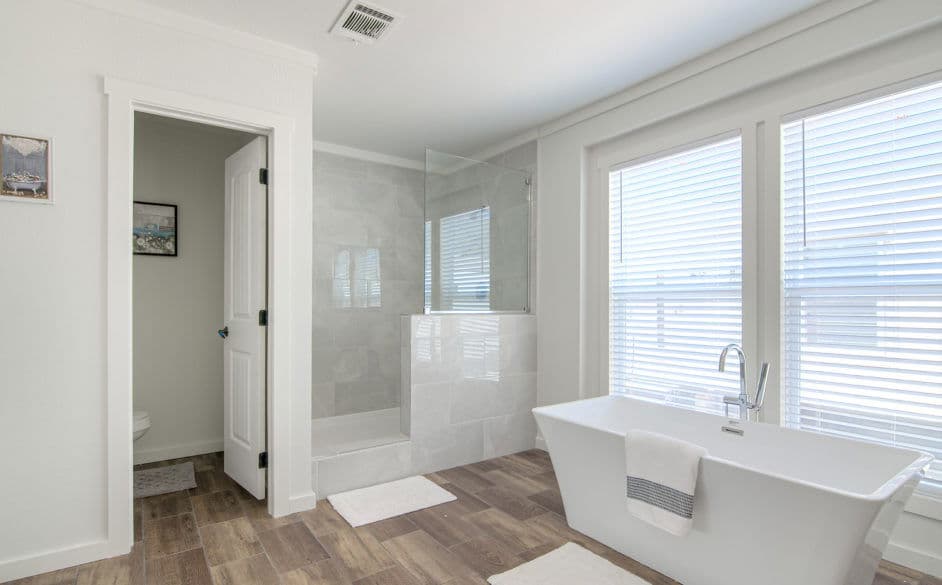 Pearl 6380 bathroom home features