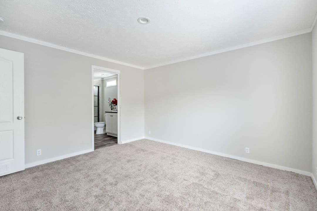 Uproar 28483u bedroom home features