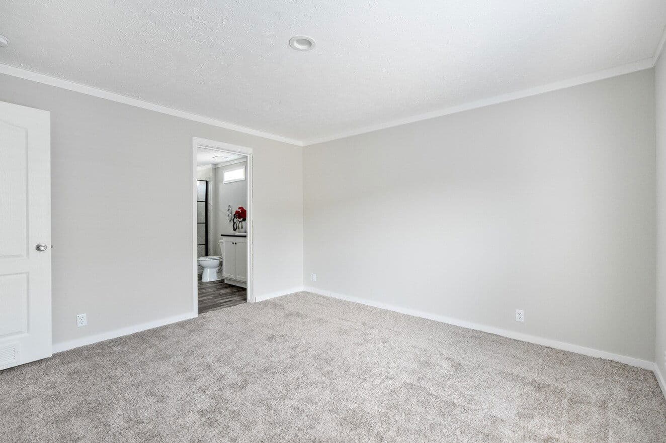 Uproar 28483u bedroom home features