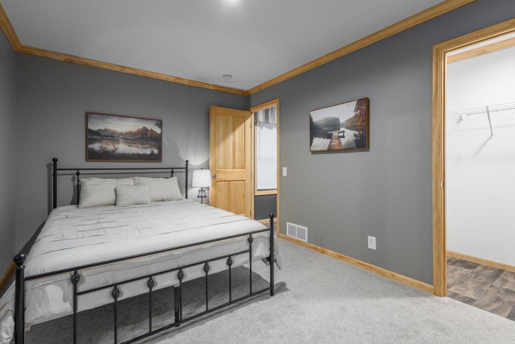 1w1407-v bedroom home features