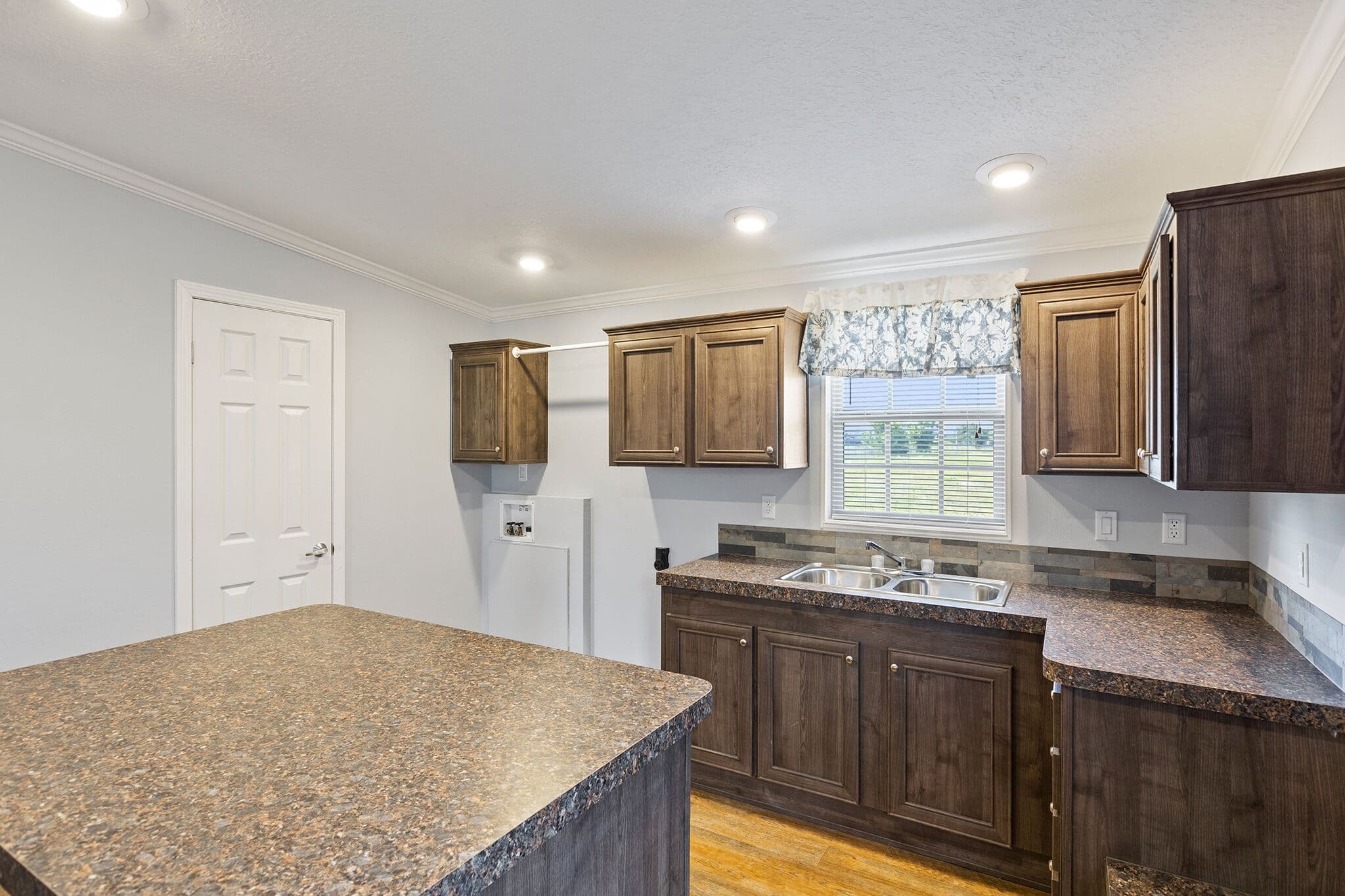 Taylor 2856 kitchen home features