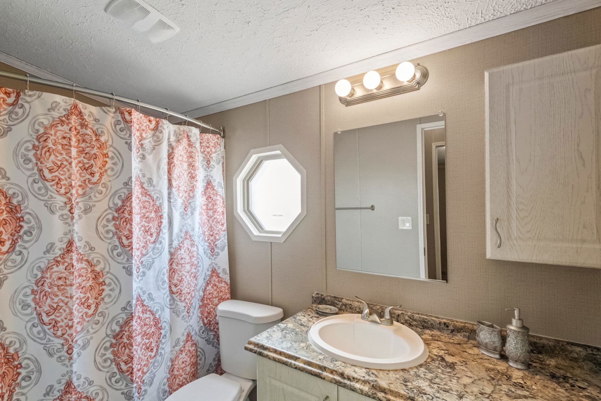 Ultra 18-wide h-18×80-32f bathroom home features