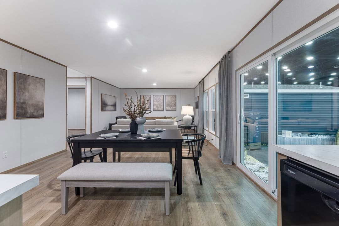 Phoenix 32563a interior home features