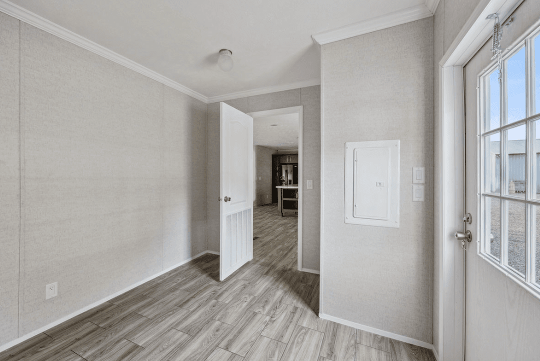 Md-52-32 bedroom home features