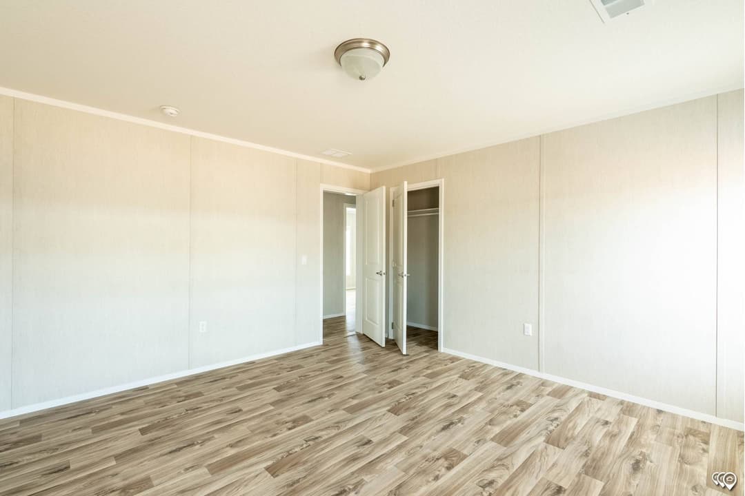 Arc3270-9002 bedroom home features