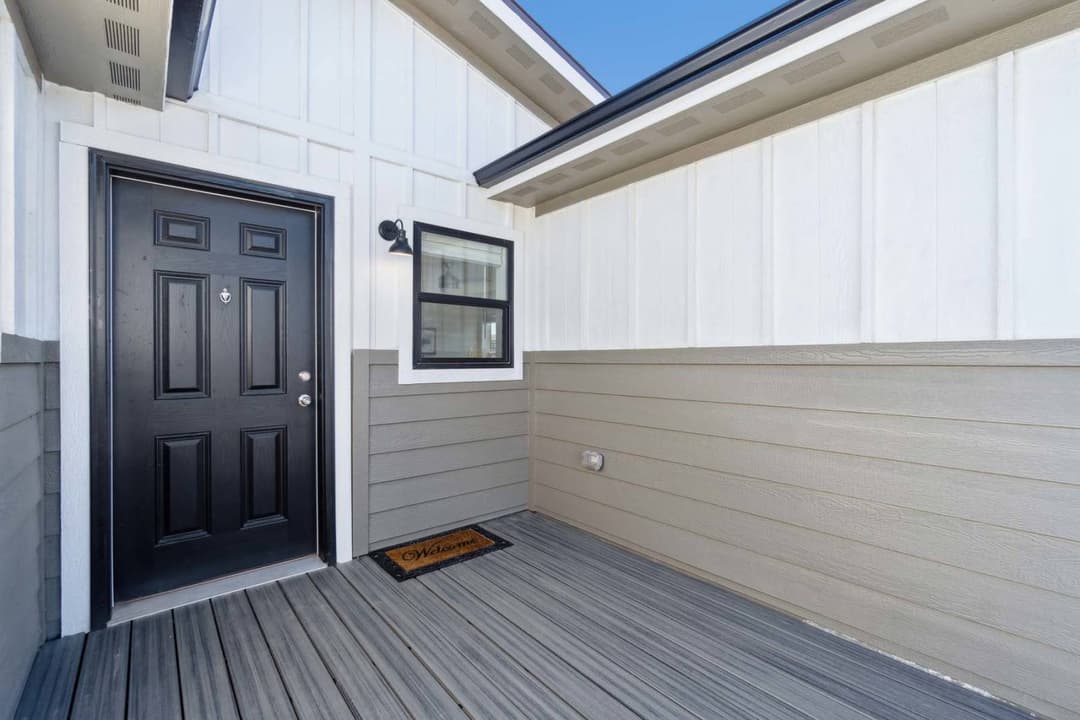 Aurora-e exterior home features