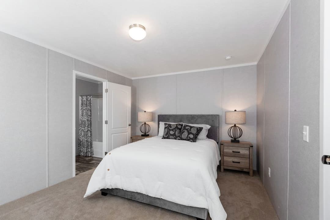 Sapphire 76 bathroom and bedroom home features