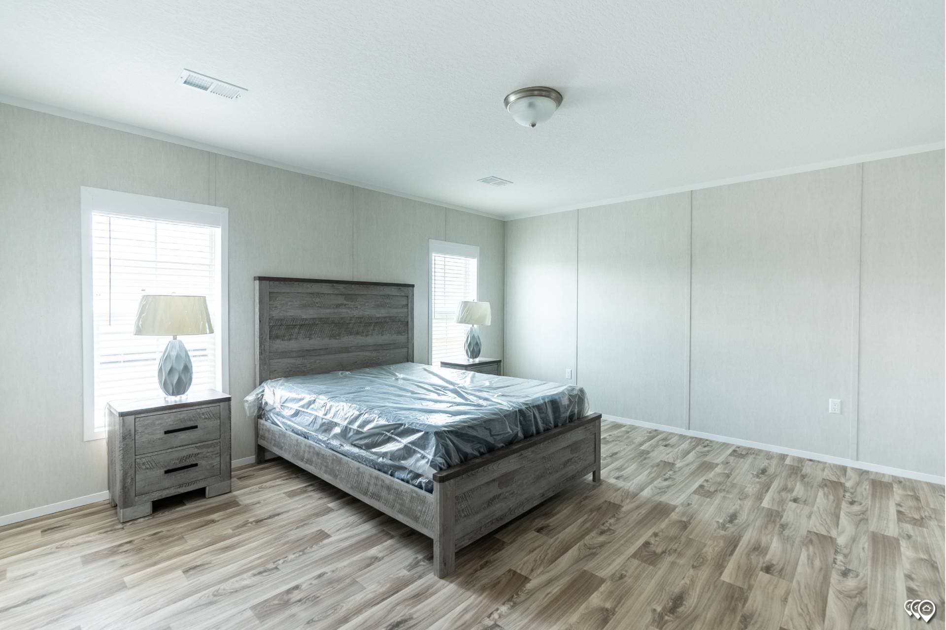 Arc3270-9002 bedroom home features