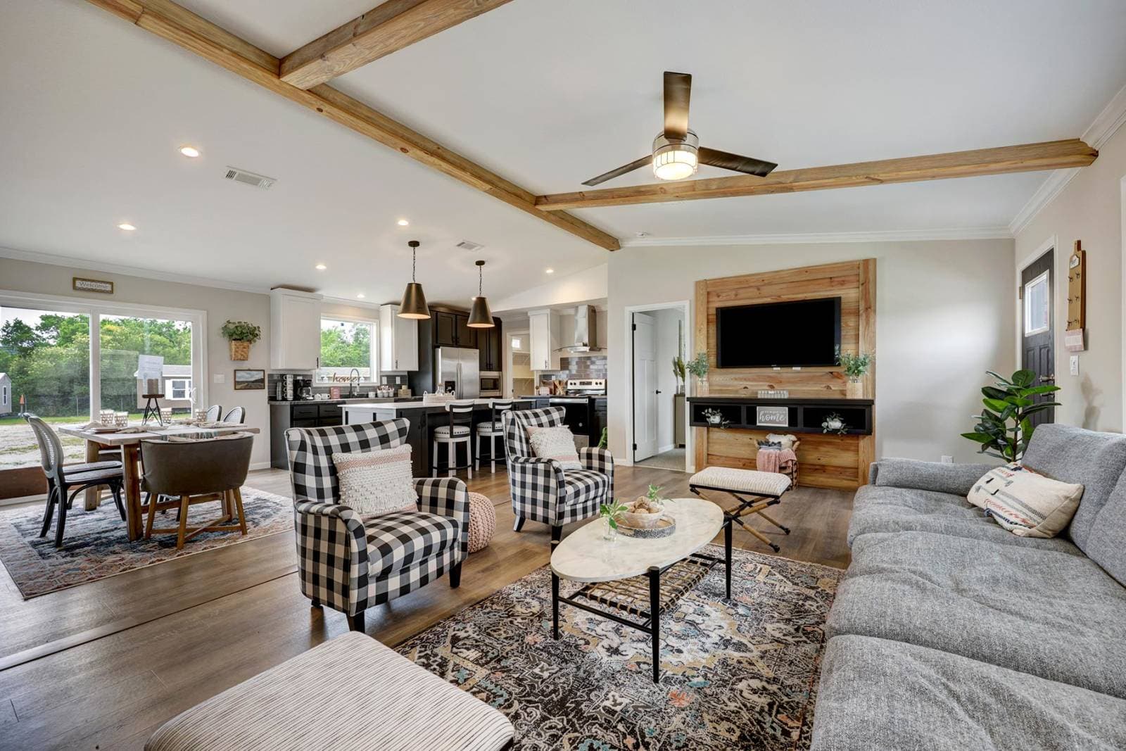 Titan extreme 2864h interior home features