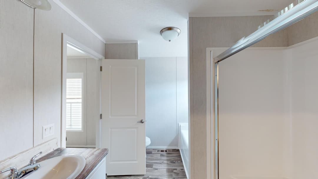 Arc1680-8000-2 bathroom home features