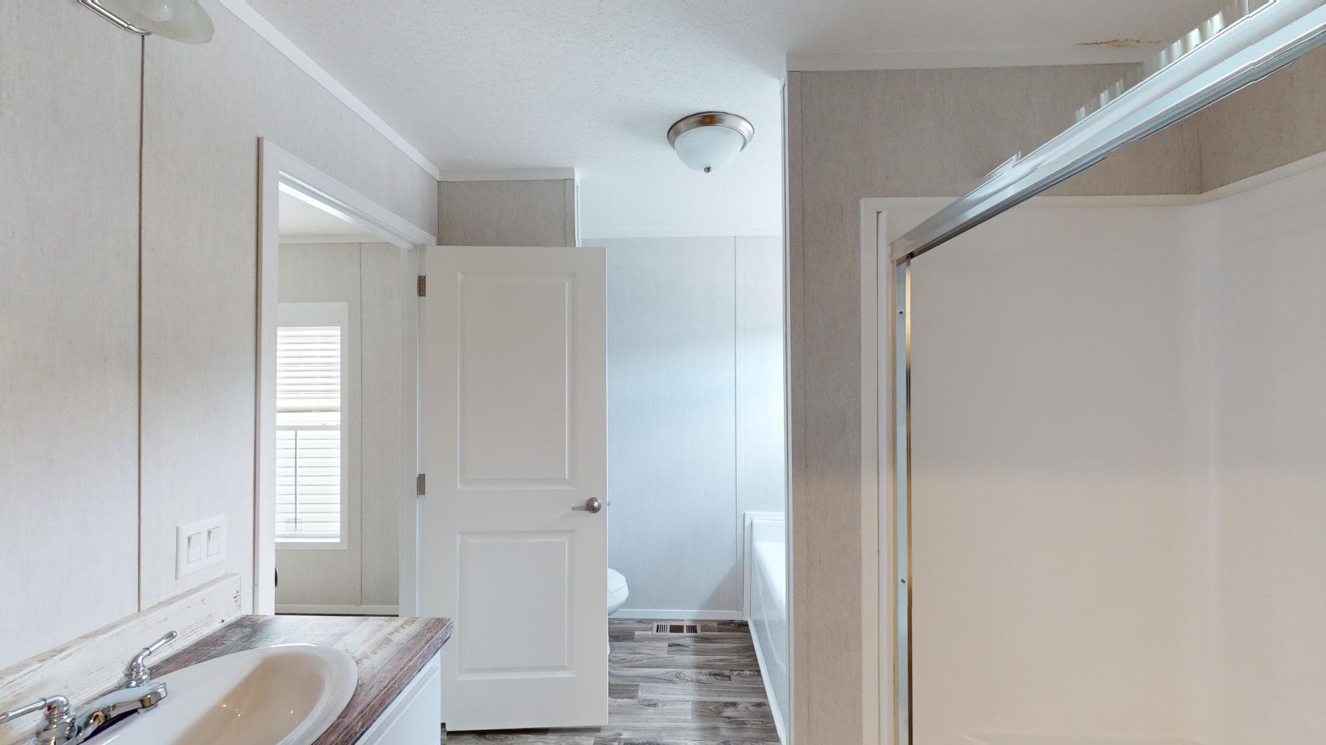 Arc1680-8000-2 bathroom home features