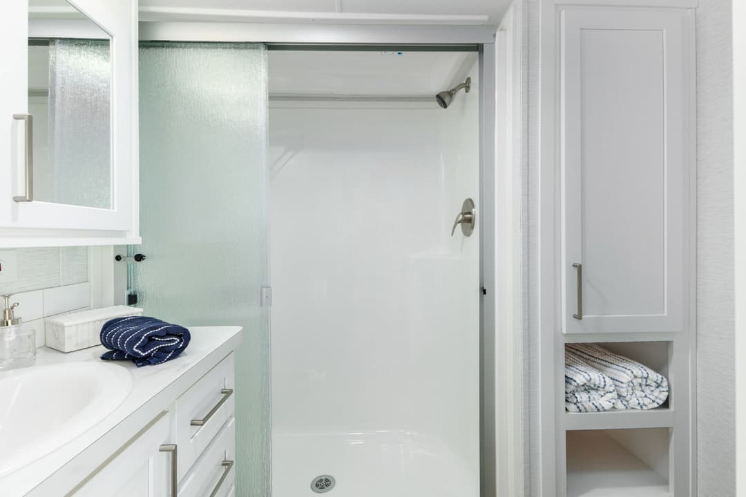 Lakeside 8155 bathroom home features