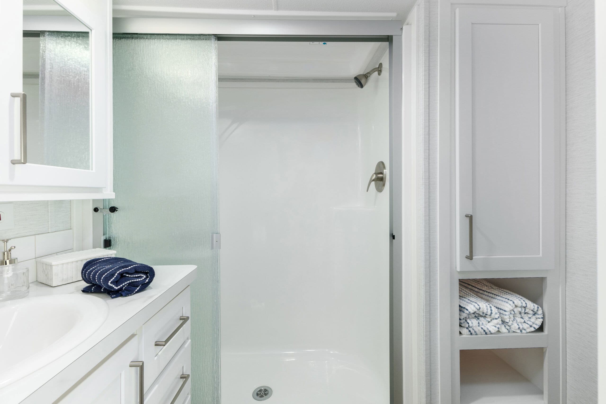 Lakeside 8155 bathroom home features