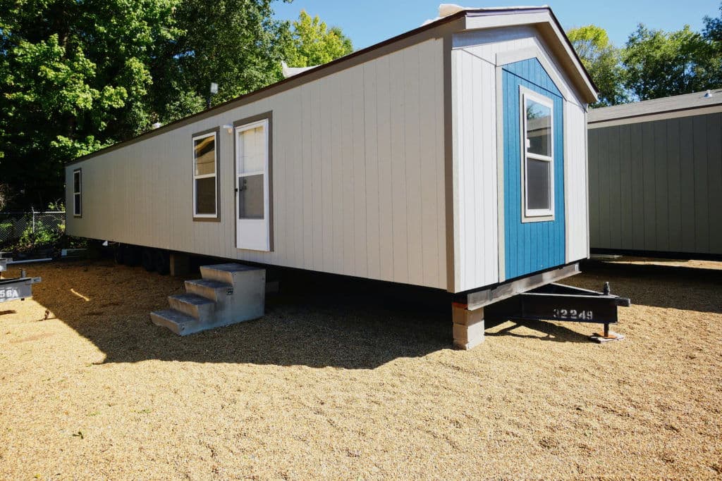 Leo 9156 exterior home features