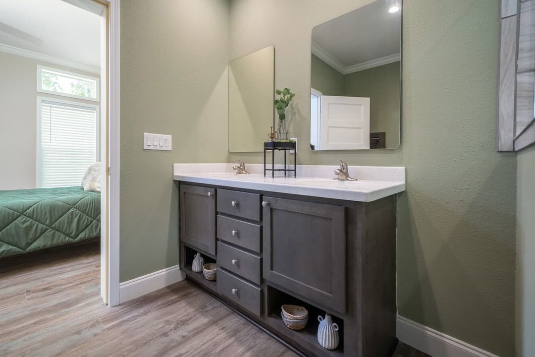 The chariot 24442a bathroom home features