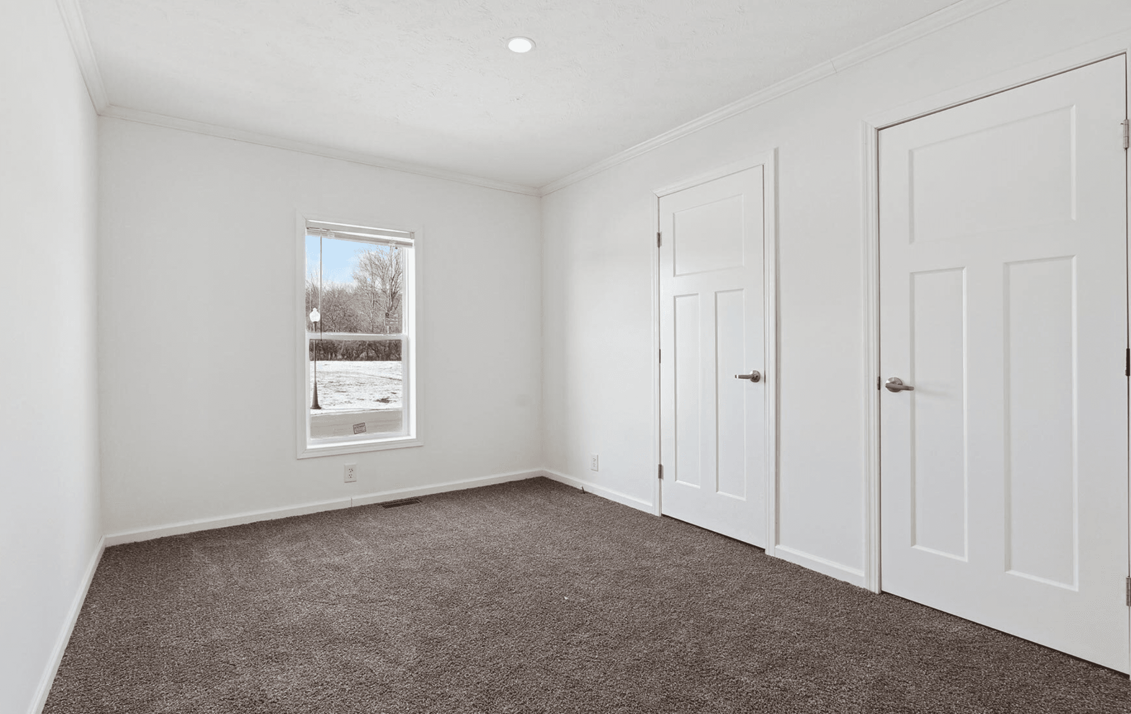 N675 bedroom home features