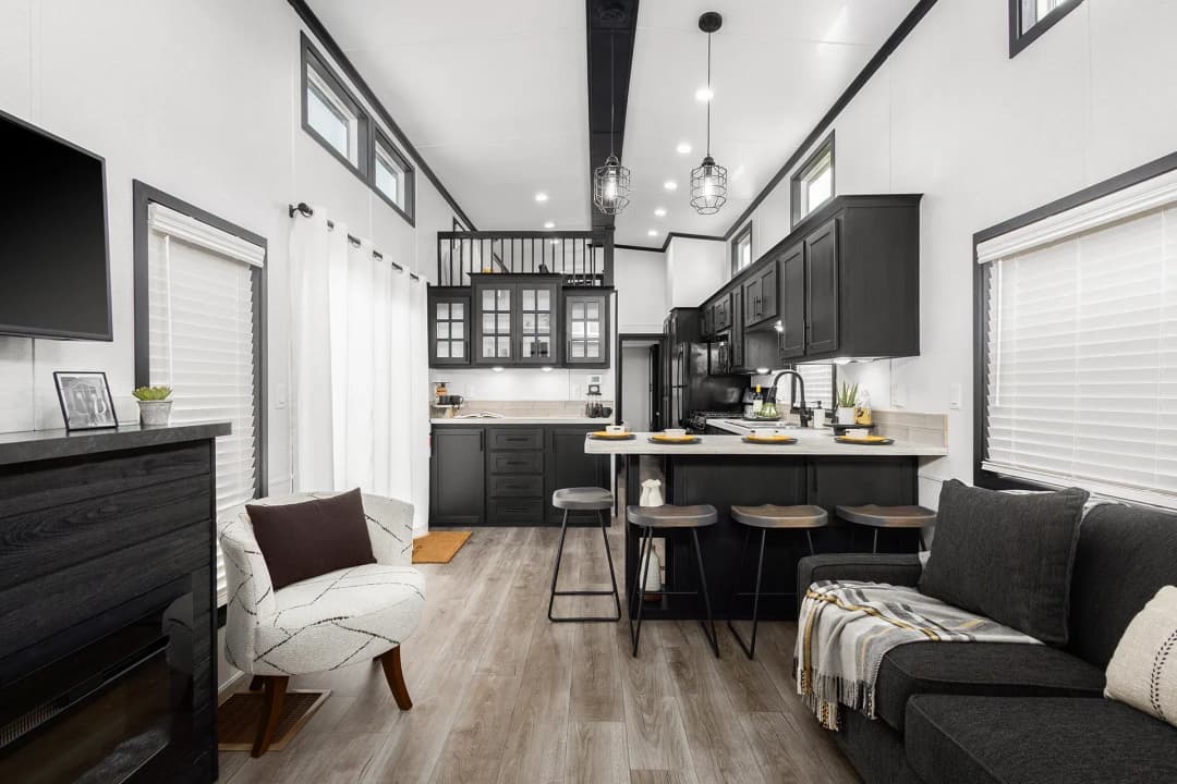 Lakeside 8104bk interior home features