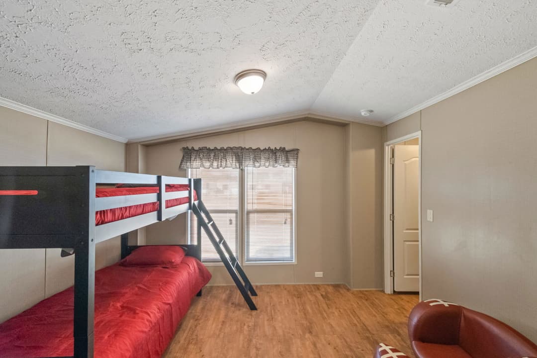 Ultra 18-wide h-18×80-32f bedroom home features