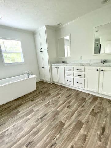 Country manor 32663m bathroom home features