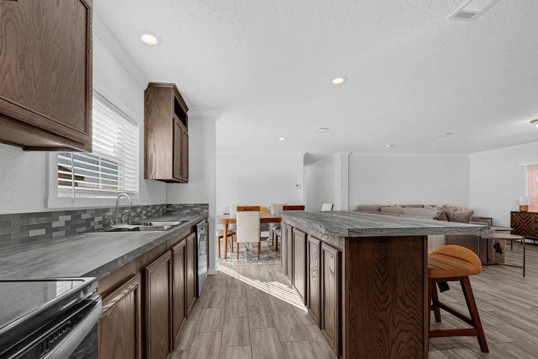 Topaz 28764a kitchen home features