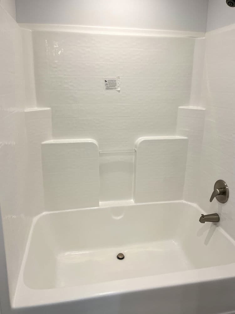 Lavonia bathroom home features