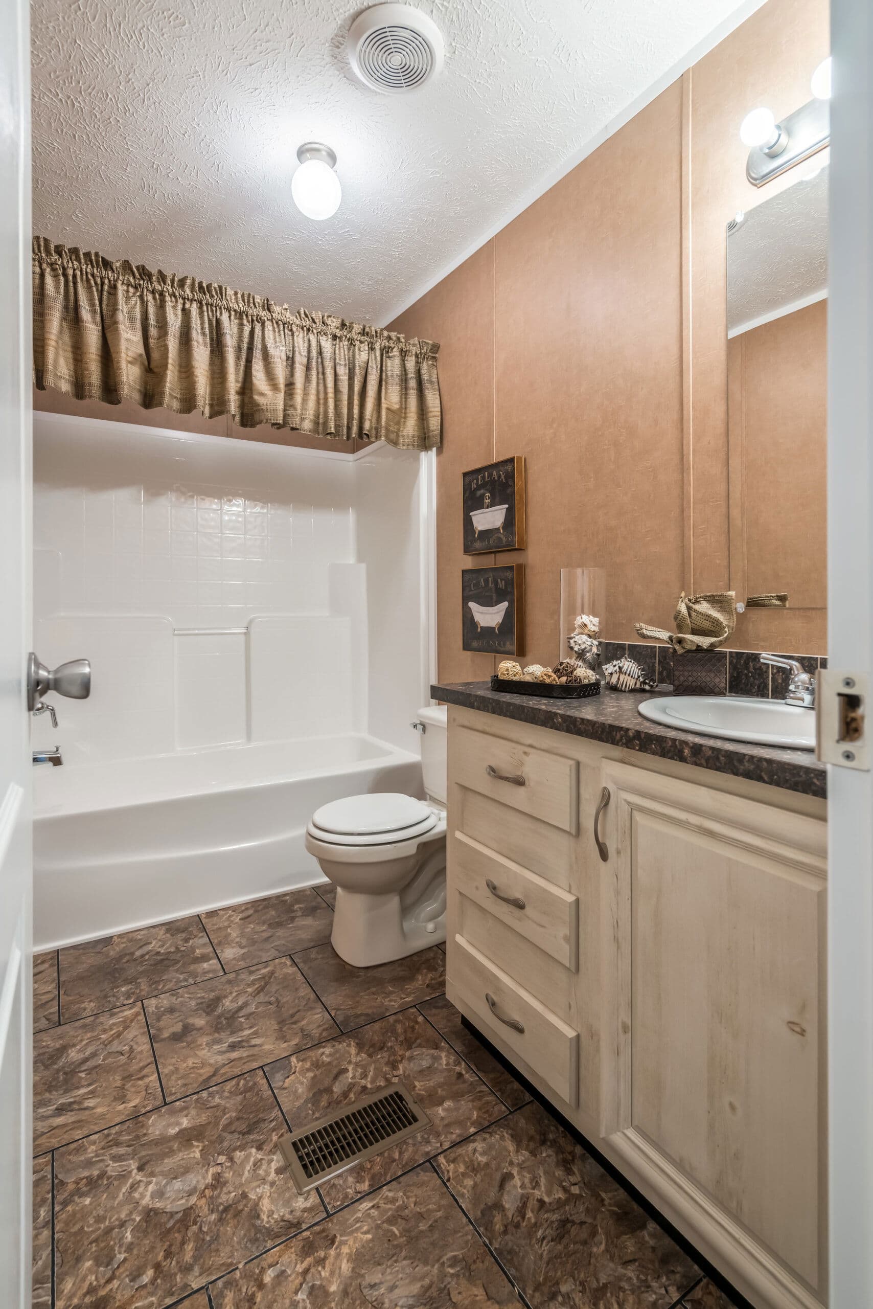 Md-28 bathroom home features