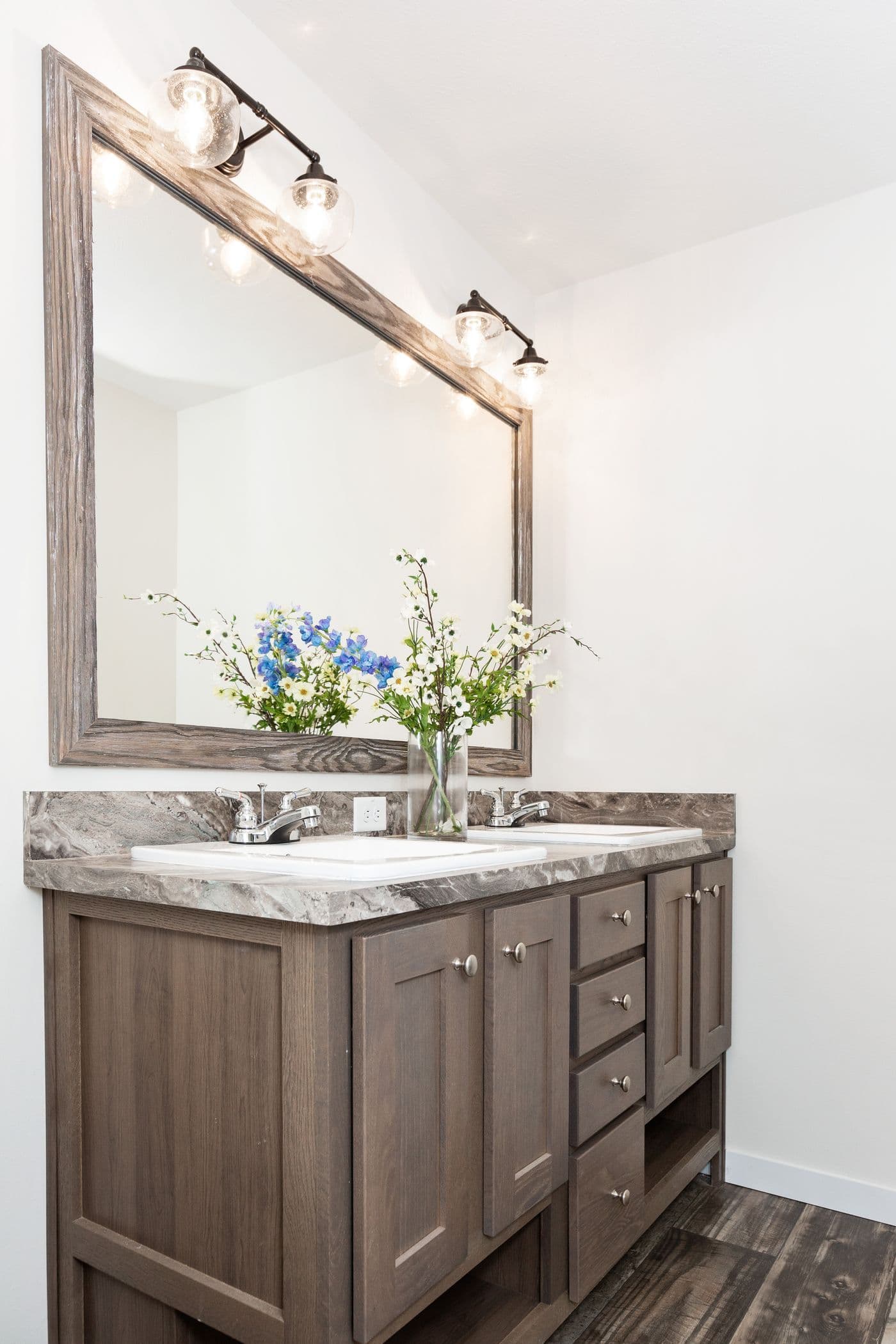 Somerset dr bathroom home features