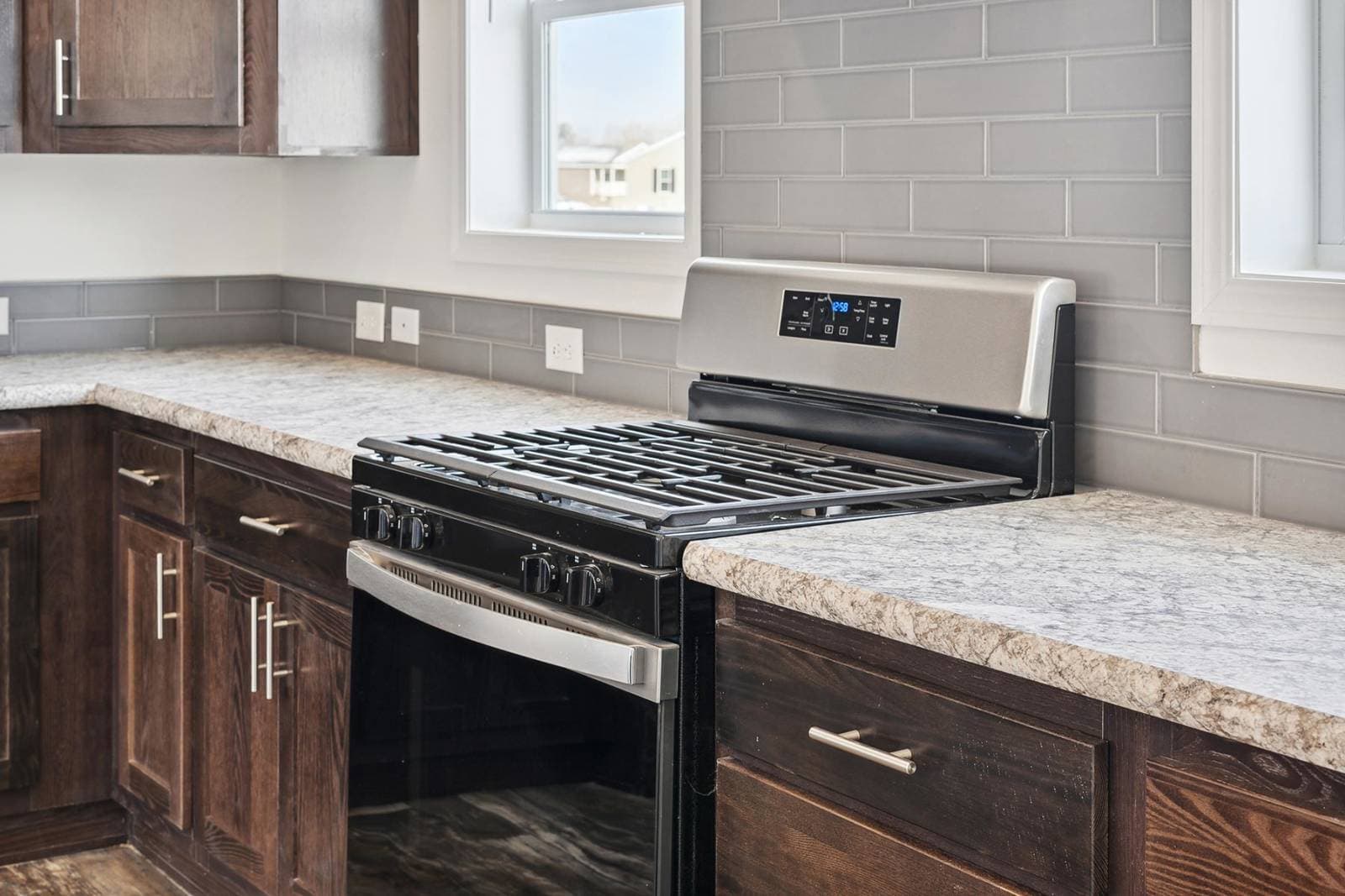 N675 kitchen home features