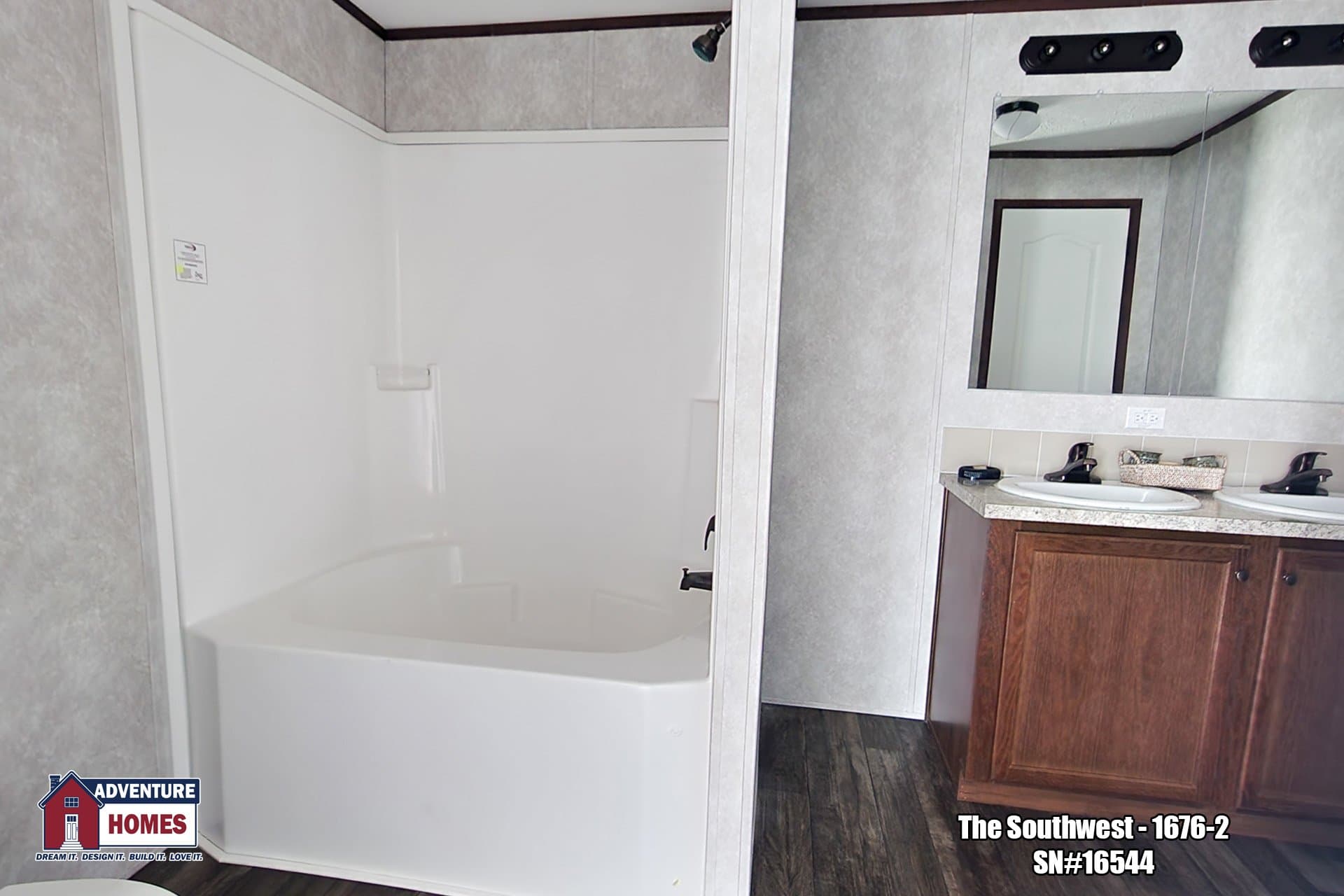 Southwest | 1676-2 bathroom home features