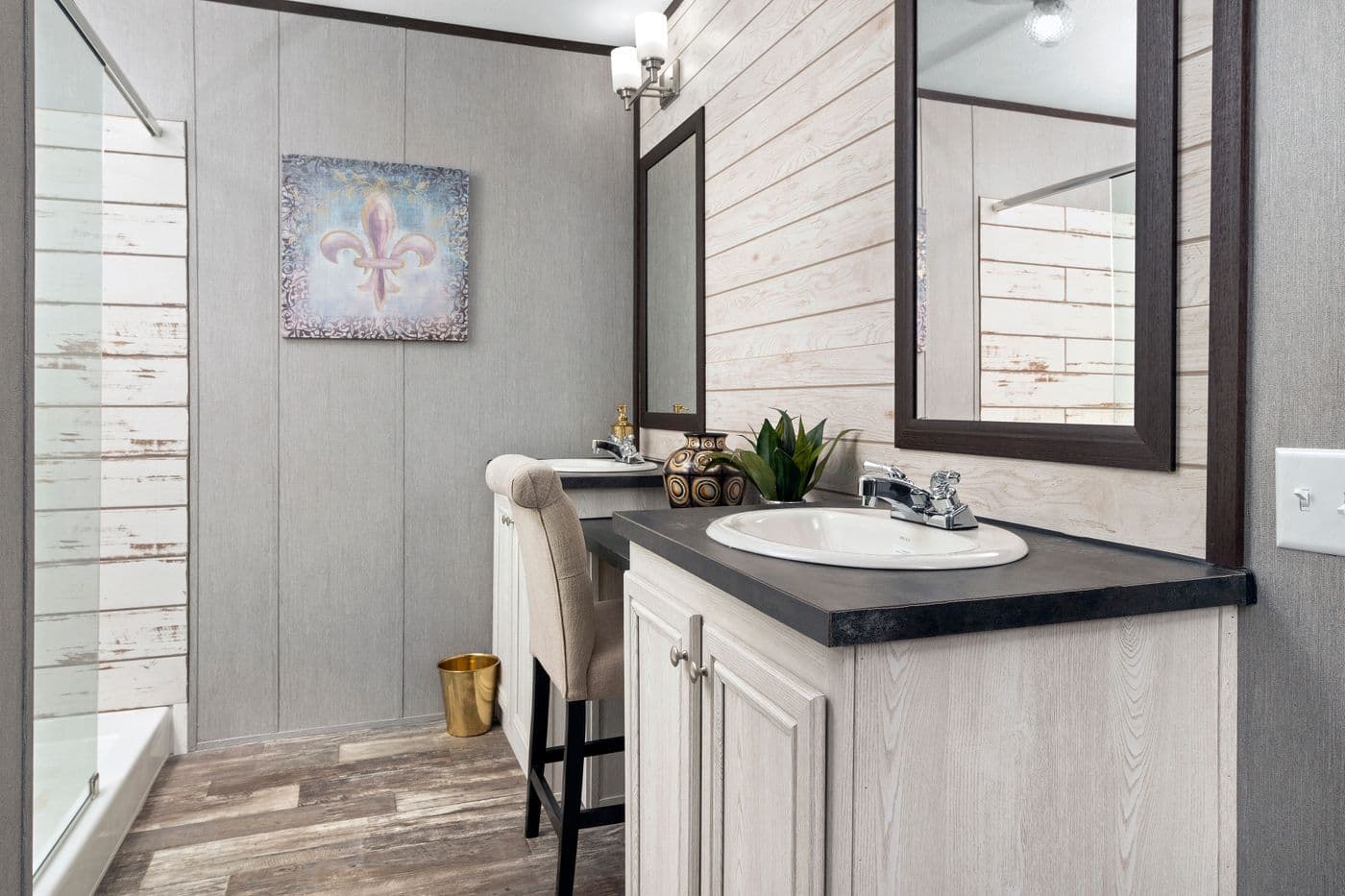 The seaside bathroom home features