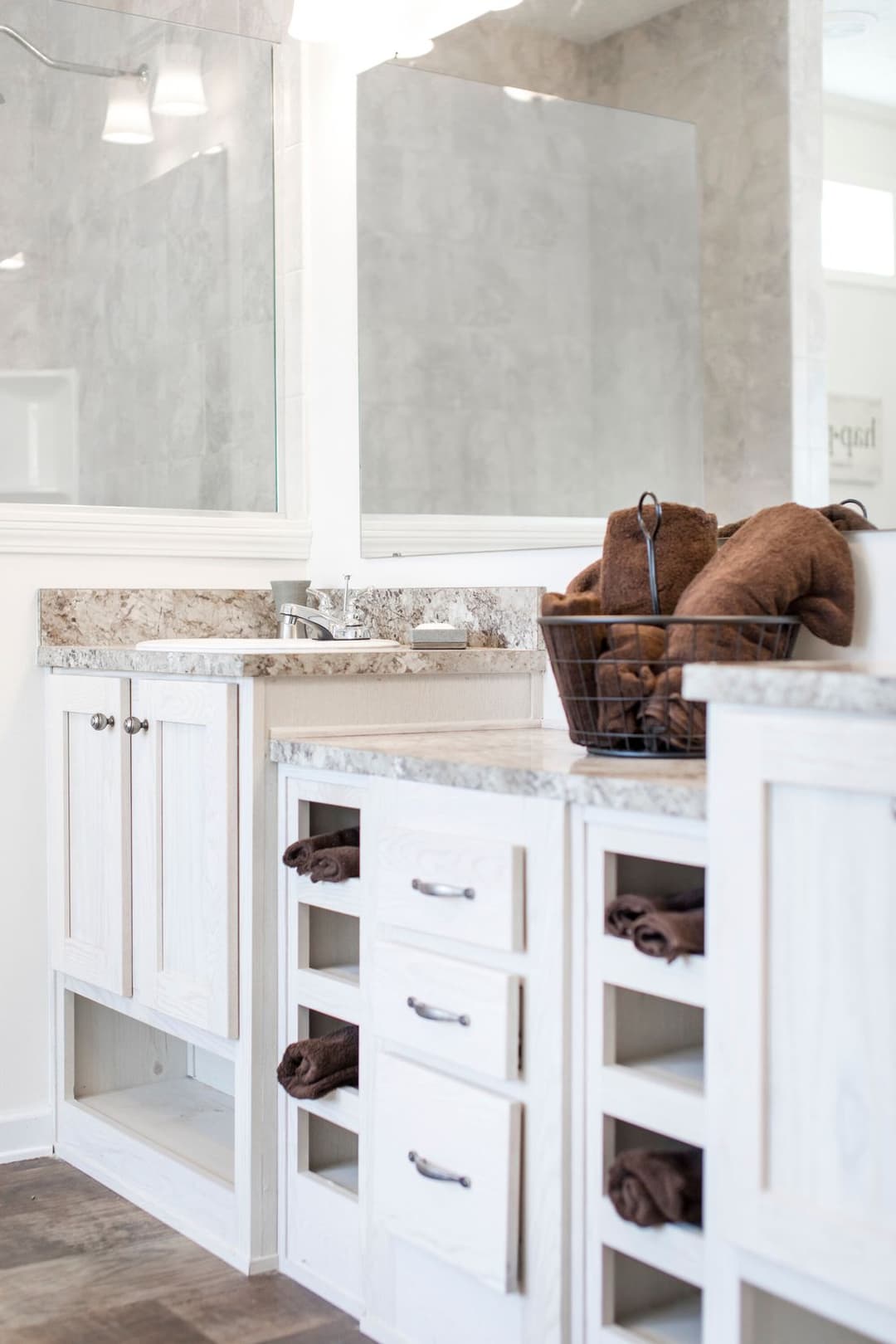 1558 jamestown bathroom home features