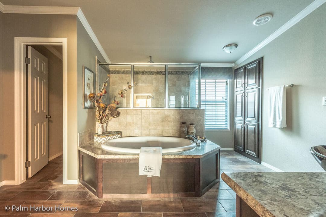 Hacienda ii 41664a bathroom home features