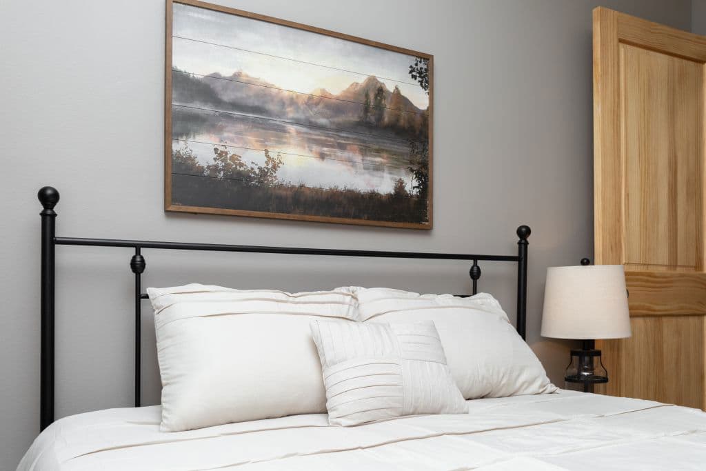 1w1407-v bedroom home features