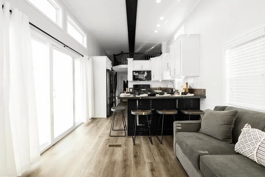 Island 6243 interior home features