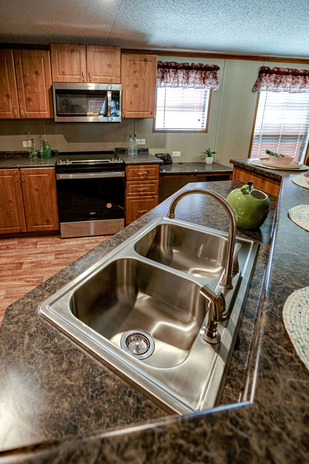 Heritage h-3256-42a kitchen home features