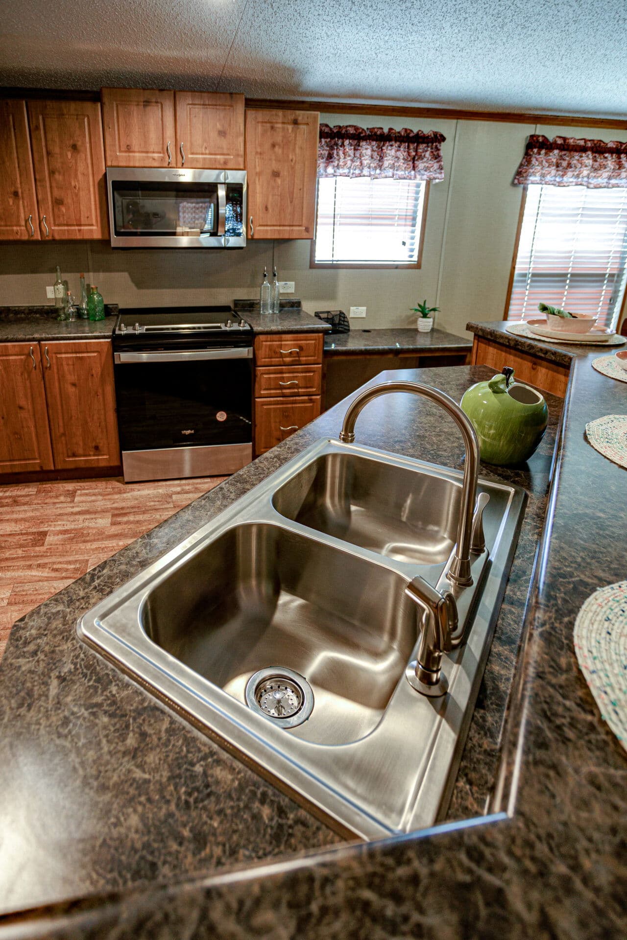 Heritage h-3256-42a kitchen home features