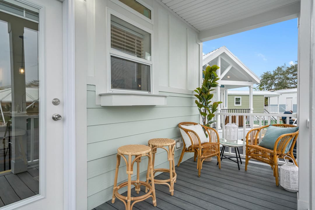 Daisy exterior home features