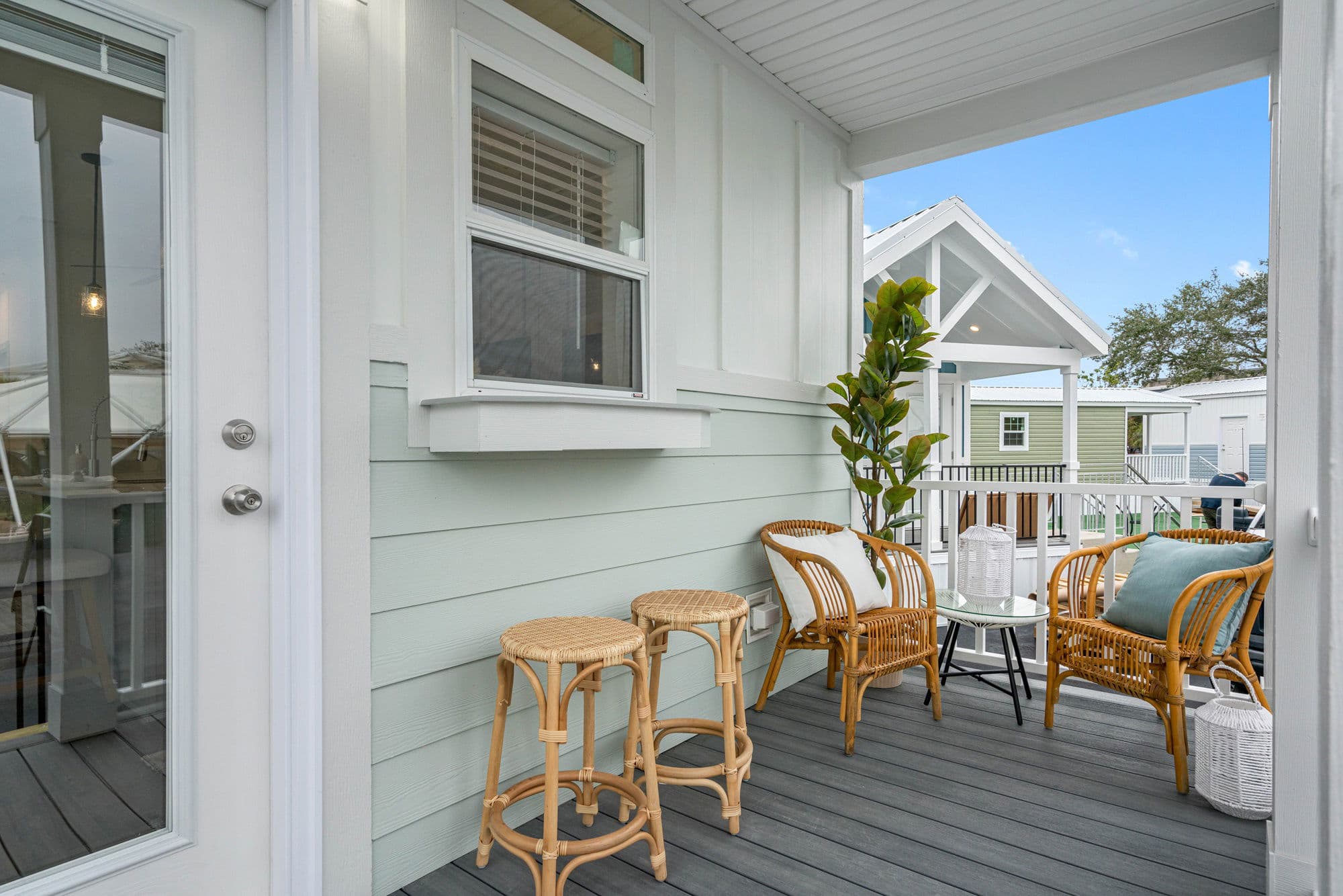 Daisy exterior home features