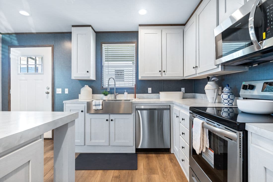 Retreat living 16682a kitchen home features