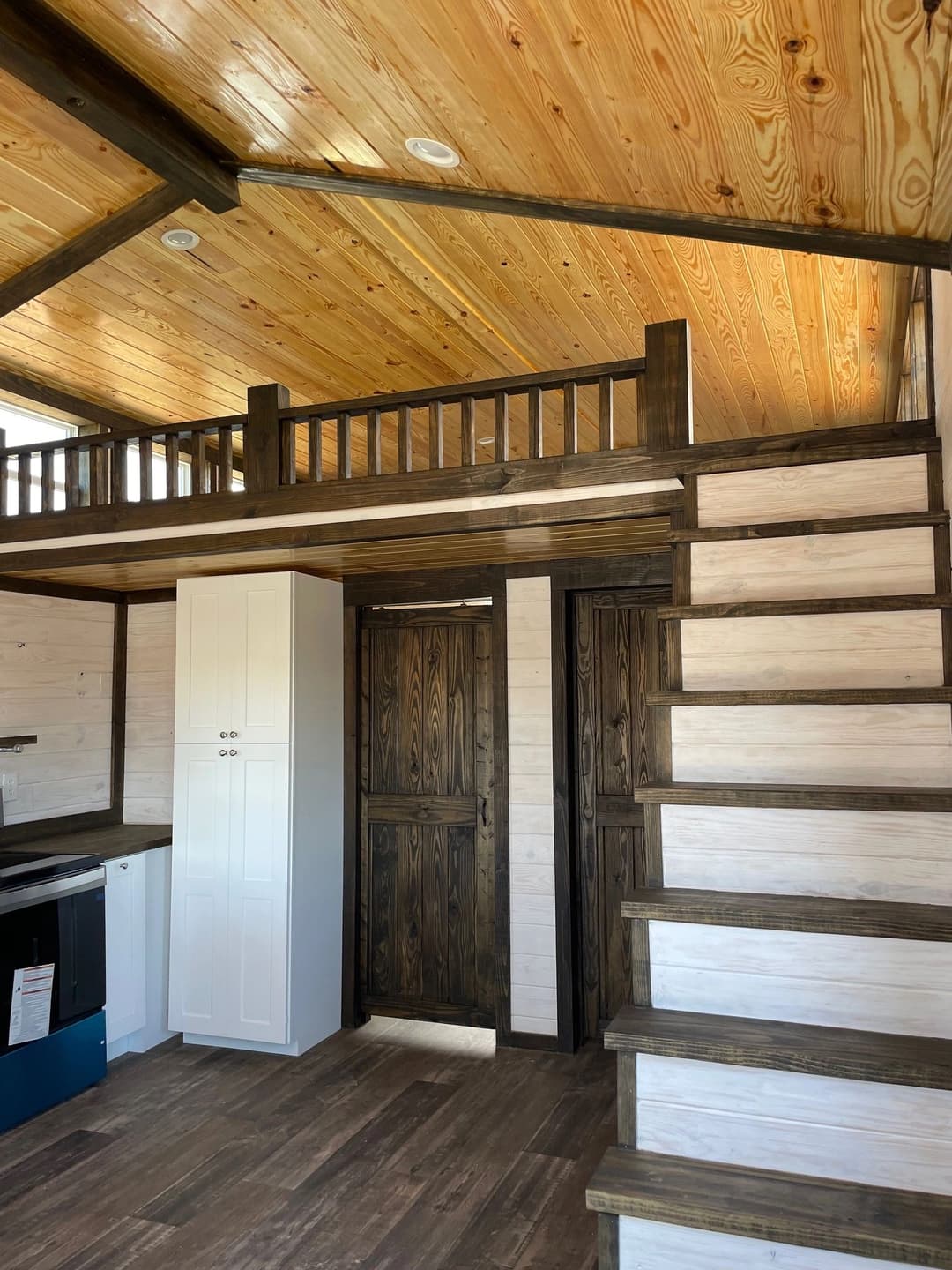 Evergreen cottage | 4b 105 interior home features